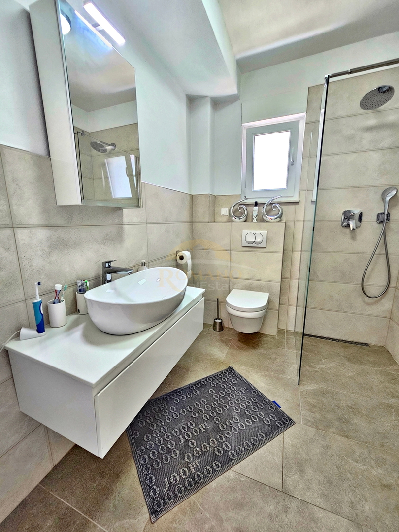 Luksuzna hiša na Čiovu - Mastrinka s 3 apartmaji in odprtim pogledom na morje